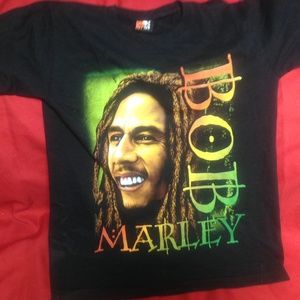 - Bob Marley tshirt
